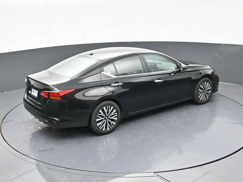 Used 2025 Nissan Altima 2.5 SV FWD image 60