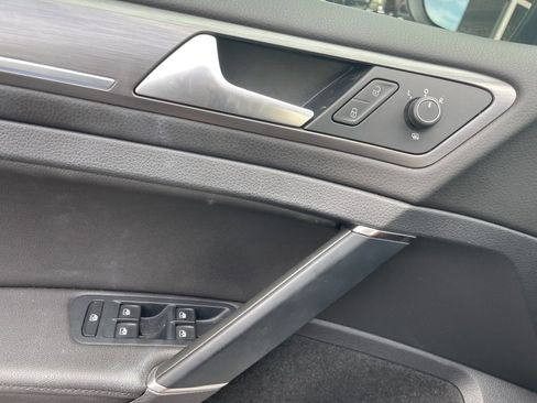 Used 2019 Volkswagen e-Golf SEL Premium image 25