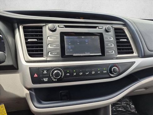 Used 2018 Toyota Highlander LE FWD image 14