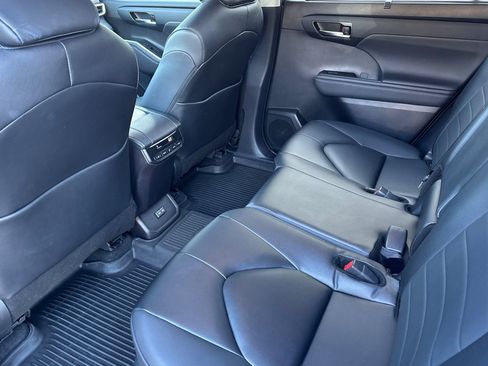 Used 2024 Toyota Highlander XLE image 14