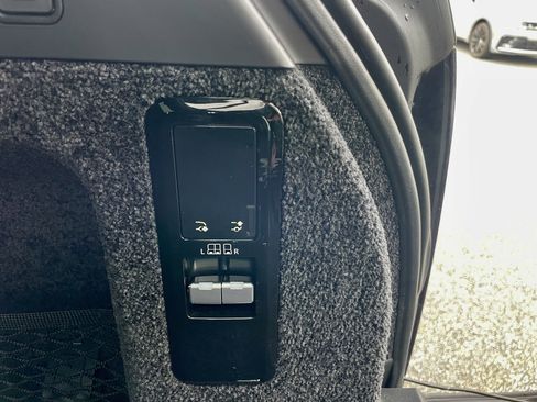 Certified 2025 Land Rover Range Rover SE image 37