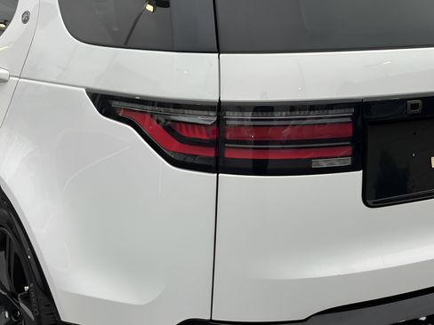 Certified 2025 Land Rover Discovery Dynamic SE image 11