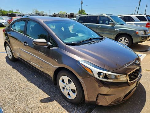 Used 2017 Kia Forte LX image 2