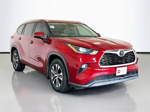 Used 2023 Toyota Highlander XLE image 3
