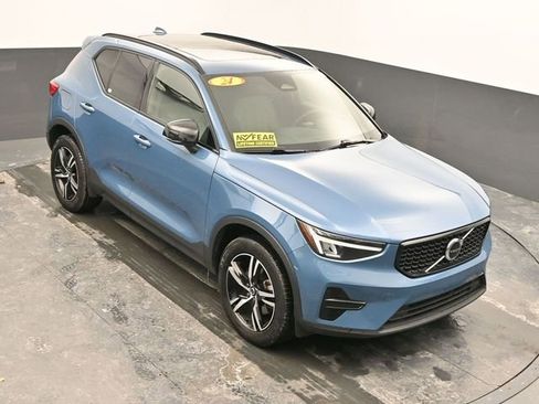 Used 2024 Volvo XC40 B5 Core image 35
