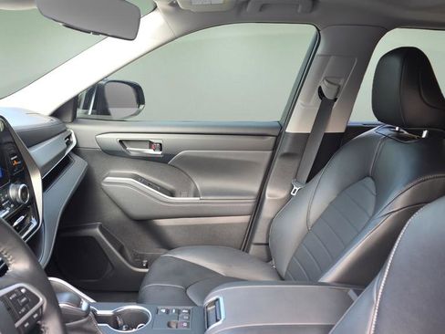 Used 2023 Toyota Highlander XLE image 12