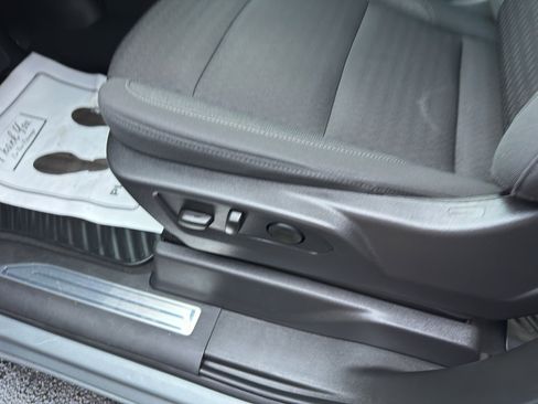 Used 2025 Chevrolet Silverado 1500 LT image 18