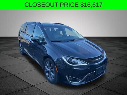 Used 2020 Chrysler Pacifica Limited w/ Tire & Wheel Group