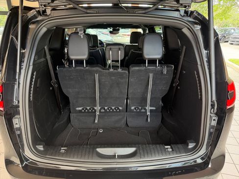 Used 2025 Chrysler Pacifica Limited FWD image 29