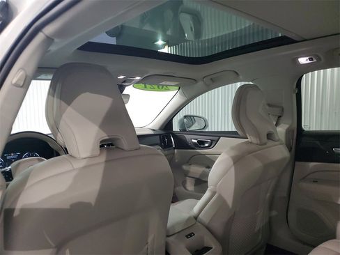 Used 2021 Volvo V60 T5 Cross Country image 12