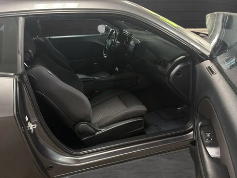 Used 2016 Dodge Challenger SXT RWD image 21