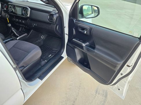 Used 2018 Toyota Tacoma TRD Off-Road image 17