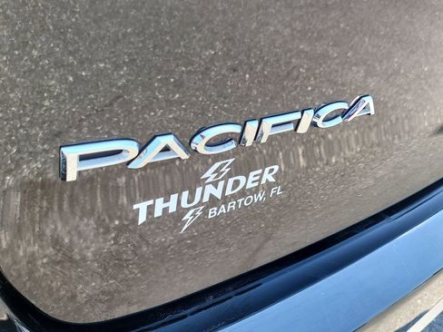 Used 2024 Chrysler Pacifica Touring-L FWD image 7