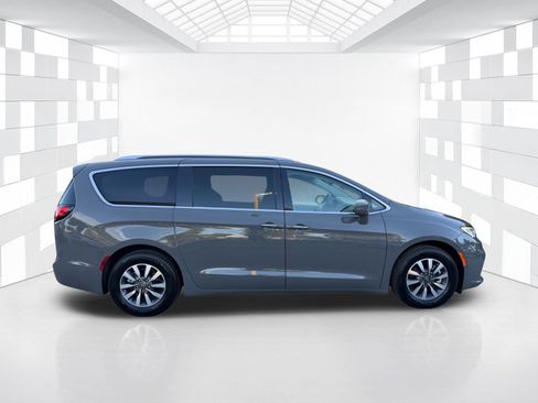 Used 2021 Chrysler Pacifica Touring-L FWD image 8