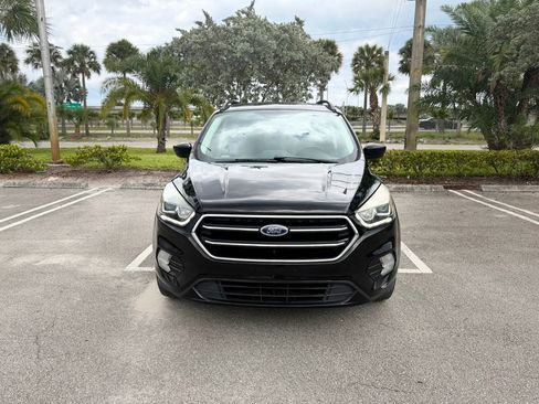 Used 2018 Ford Escape SE w/ SE Sport Appearance Package FWD image 3