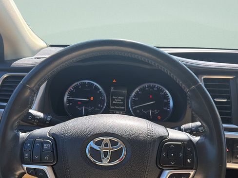 Used 2017 Toyota Highlander XLE AWD/4WD image 13