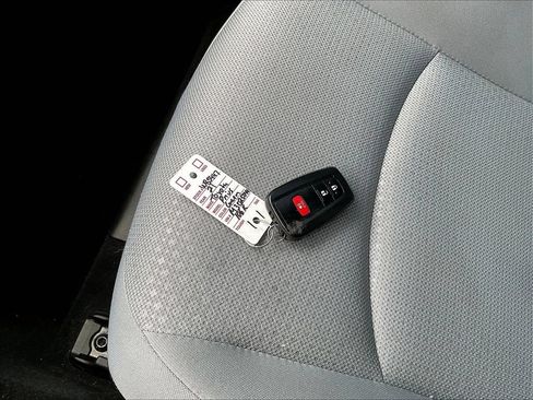 Used 2021 Toyota Prius LE AWD/4WD image 35