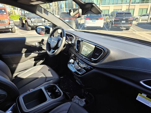 New 2026 Chrysler Pacifica Select image 29