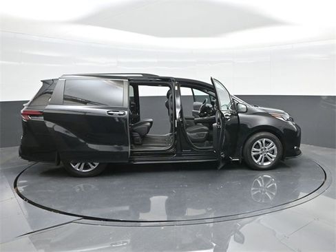 Used 2022 Toyota Sienna XSE image 65