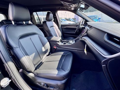 New 2025 Jeep Grand Cherokee Limited w/ Black Appearance Package image 19