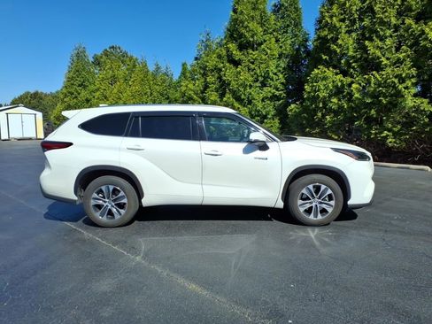 Used 2021 Toyota Highlander XLE image 2