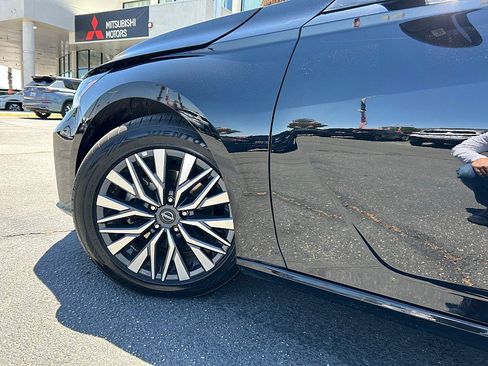 Used 2025 Nissan Altima 2.5 SV FWD image 11