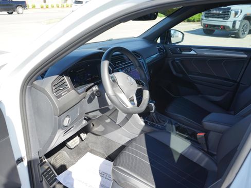 Used 2024 Volkswagen Tiguan SE R-Line image 10