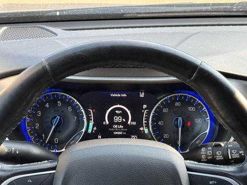 Used 2021 Chrysler Pacifica Touring-L FWD image 19