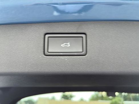 New 2025 Volkswagen Tiguan SE image 12