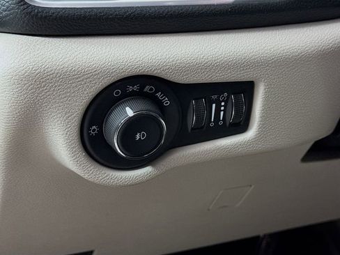 Used 2023 Chrysler Pacifica Limited image 10