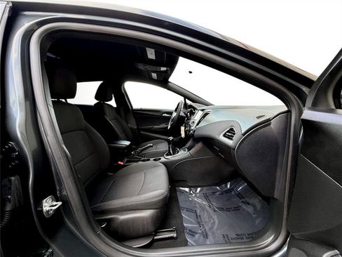 Used 2017 Chevrolet Cruze LT image 33