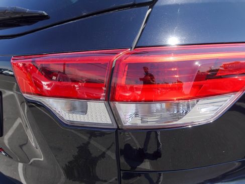 Used 2018 Toyota Highlander XLE AWD/4WD image 5