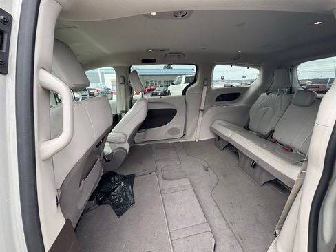 Used 2021 Chrysler Pacifica Touring-L w/ Premium & Safety Sphere Group image 12