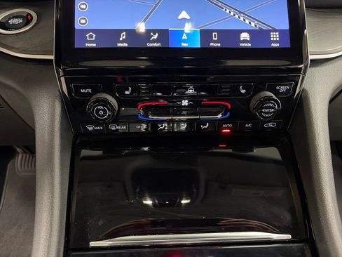 Certified 2022 Jeep Grand Cherokee Limited AWD/4WD image 27