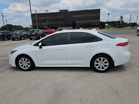 Used 2022 Toyota Corolla LE FWD image 3