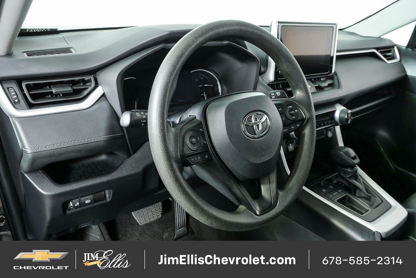 Used 2024 Toyota RAV4 XLE FWD image 5