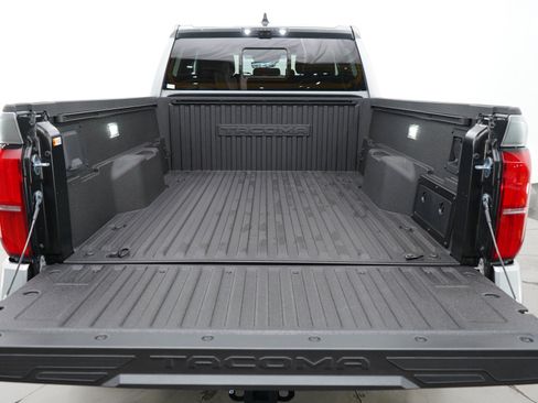 Used 2025 Toyota Tacoma TRD Off-Road image 15