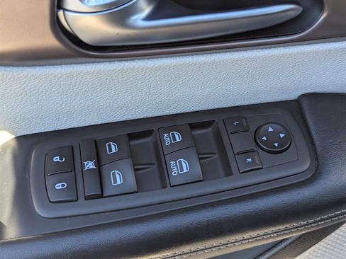 Used 2022 Chrysler Voyager LX image 28