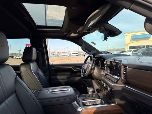 Used 2022 Chevrolet Silverado 1500 High Country w/ Technology Package image 15