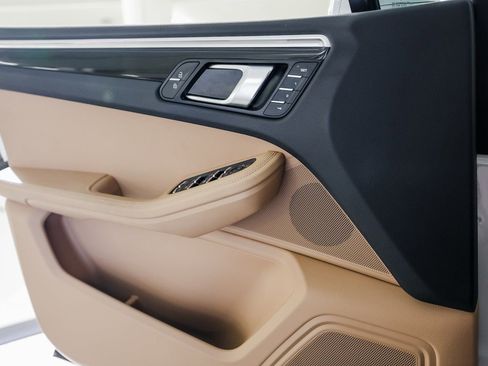 Certified 2023 Porsche Macan image 23