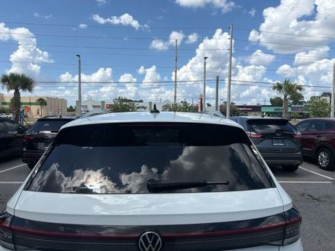 Used 2025 Volkswagen Taos SE w/ Black Wheel Package FWD image 16