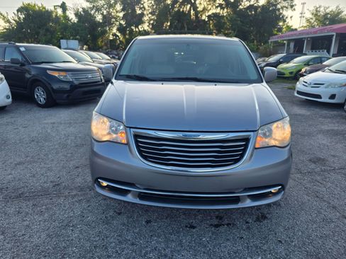 Used 2014 Chrysler Town & Country Touring FWD image 2