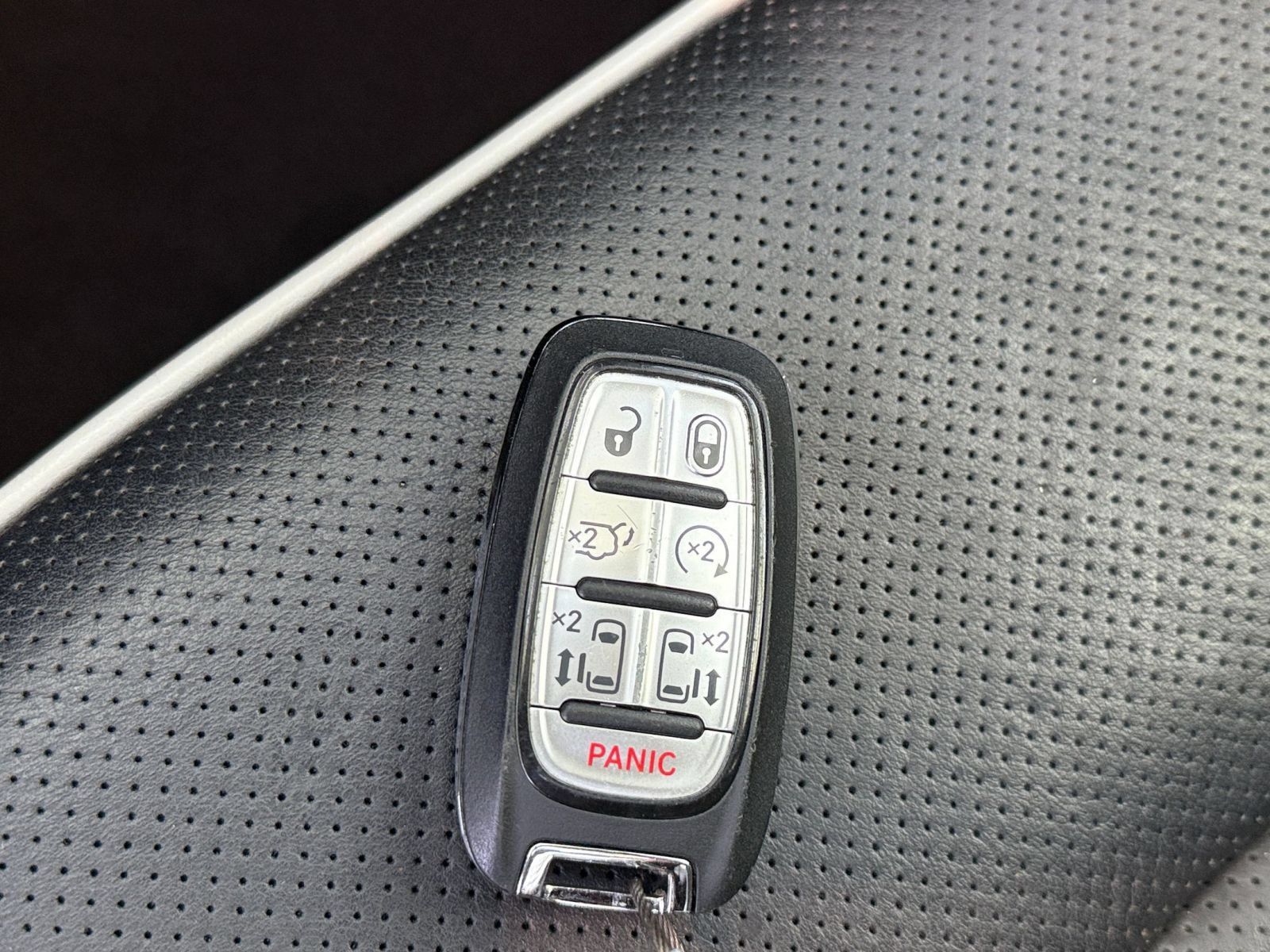 Used 2025 Chrysler Pacifica Limited FWD image 21