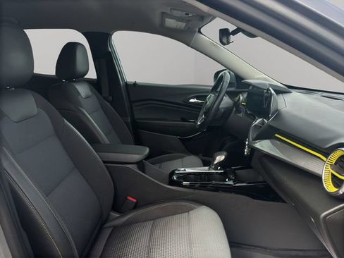 Used 2024 Chevrolet Trax LT w/ Driver Confidence Package FWD image 19