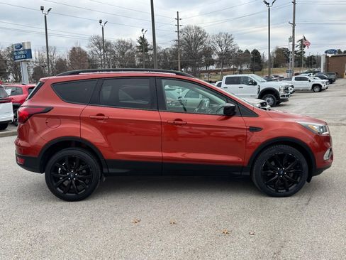 Used 2019 Ford Escape SE image 2