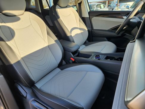 Certified 2025 Volkswagen Tiguan SE image 14