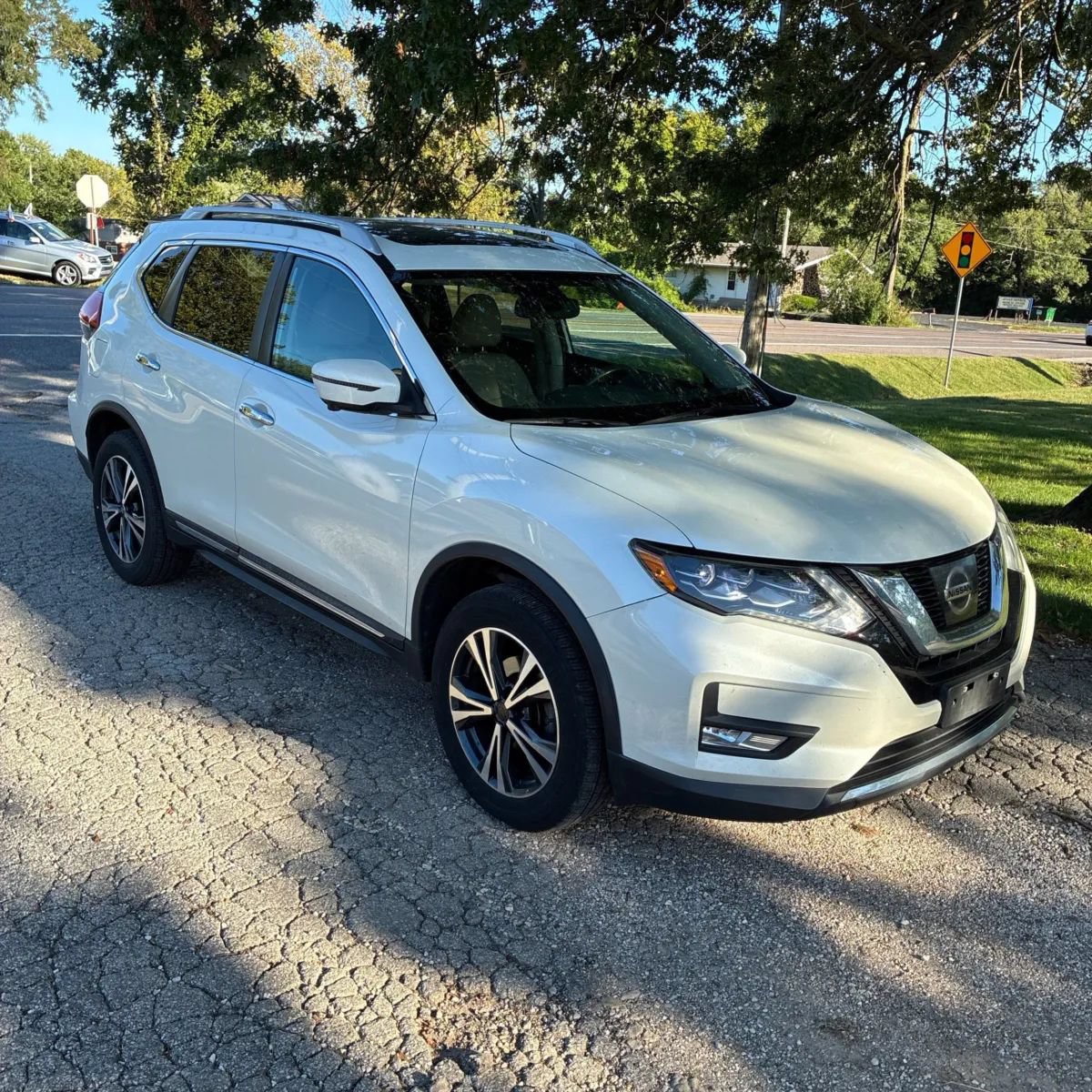 Used 2017 Nissan Rogue SL w/ SL Premium Package AWD/4WD image 12