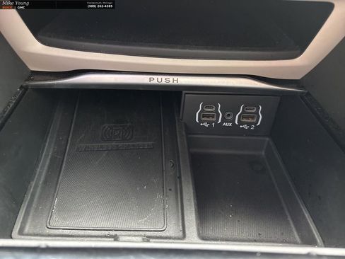 Used 2023 Chrysler Pacifica Limited FWD image 31