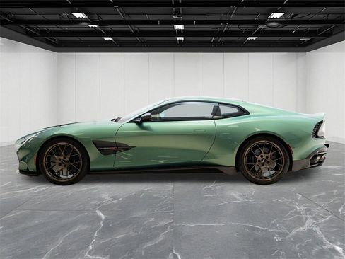 Used 2025 Aston Martin Vanquish image 3