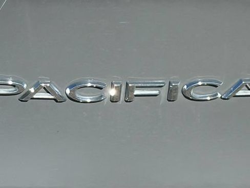 Used 2023 Chrysler Pacifica Limited FWD image 28